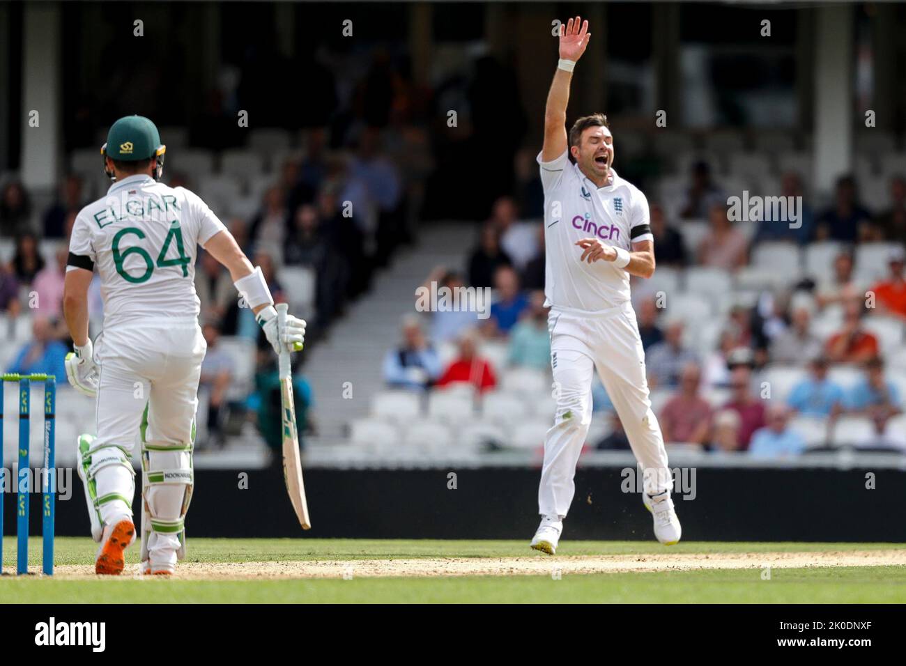 Englands James Anderson appelliert erfolglos gegen Südafrikas Dean Elgar während des LV= Insurance Test Matches England gegen Südafrika beim Kia Oval, London, Großbritannien, 11.. September 2022 (Foto von Ben Whitley/News Images) Stockfoto