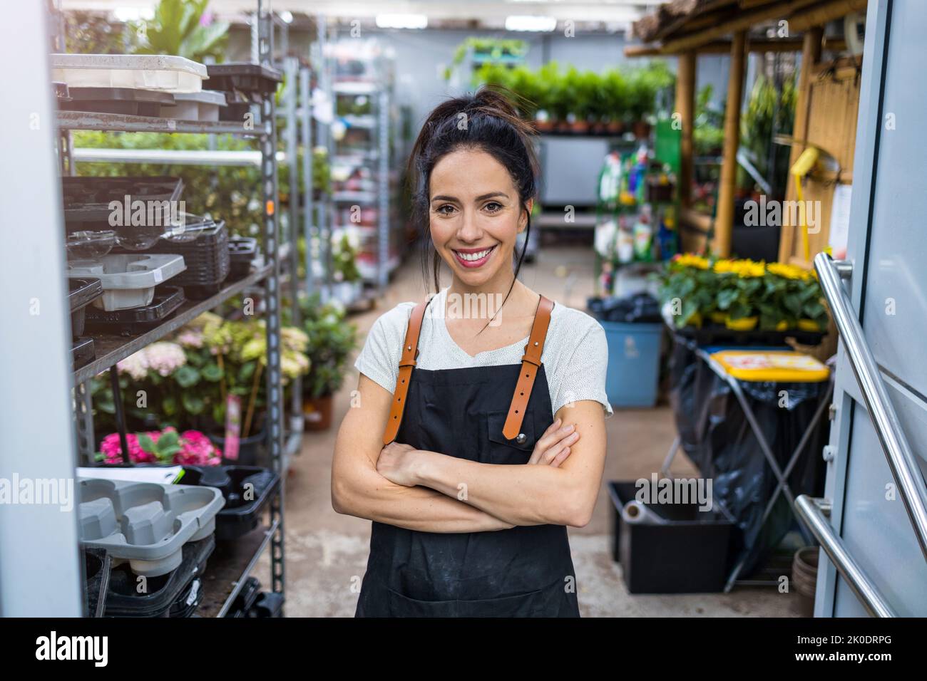 Frau, die in einem Gartencenter arbeitet Stockfoto