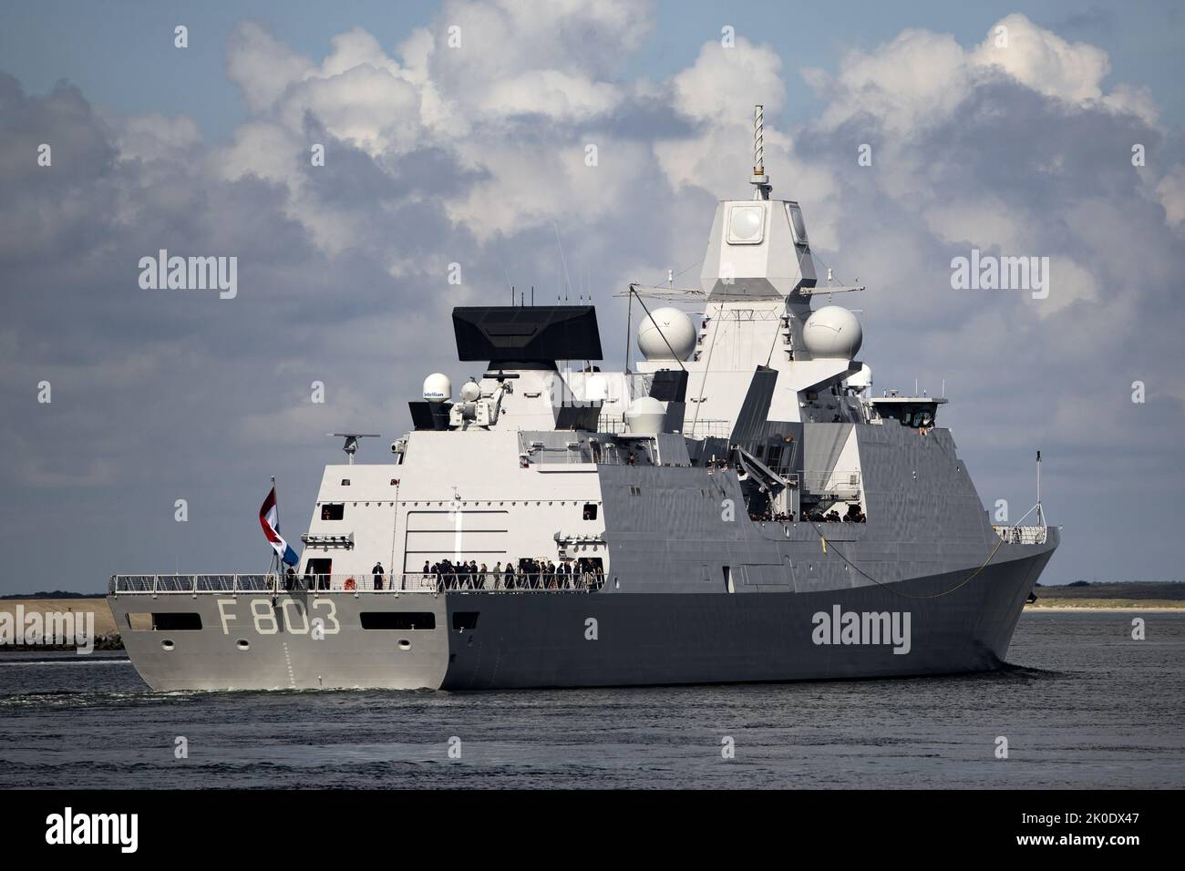 2022-09-11 13:11:08 DEN HELDER - das Schiff Zr.Ms. Tromp verlässt den Marinehafen mit mehr als zweihundert Besatzungsmitgliedern. Das Marineschiff wird das Flaggschiff der standing NATO Maritime Group 1 (SNMG1) sein, einer Flotte von sieben NATO-Schiffen. ANP RAMON VAN FLYMEN niederlande Out - belgien Out Stockfoto