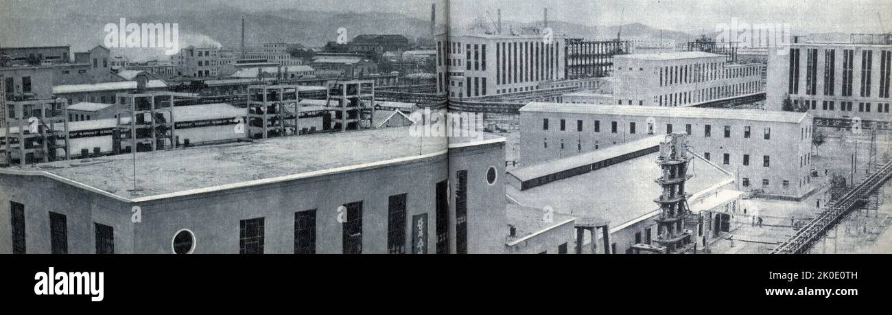 Der Vinylon-Komplex wurde 1961 in Hamhung, Nordkorea, erbaut. Vinylon, auch bekannt als Vinalon, ist eine synthetische Faser, die aus Polyvinylalkohol hergestellt wird und Anthrazit und Kalkstein als Rohstoffe verwendet. Vinylon wurde erstmals 1939 in Japan von Ri Sung Gi, Ichiro Sakurada und H. Kawakami entwickelt. Die Testproduktion begann 1954 und 1961 wurde der massive Vinylon-Komplex im Februar 8 in Hamhung, Nordkorea, errichtet. Stockfoto