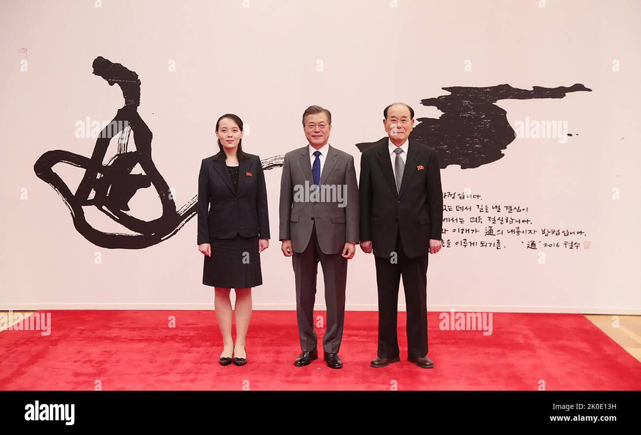 2018 Interkoreanischer Gipfel. Von links nach rechts: Kim Yo-jong, Schwester von Kim Jong-un (Führer von Nordkorea), Moon Jae-in (Präsident von Südkorea) und Kim Yong-nam, Präsident der Obersten Volksversammlung Nordkoreas im Blauen Haus (April 27 2018). Quelle: World History Archive, mit freundlicher Genehmigung von Kim Jinseok (Offizieller Fotograf der Republik Korea), Blue House (Republik Korea). Stockfoto