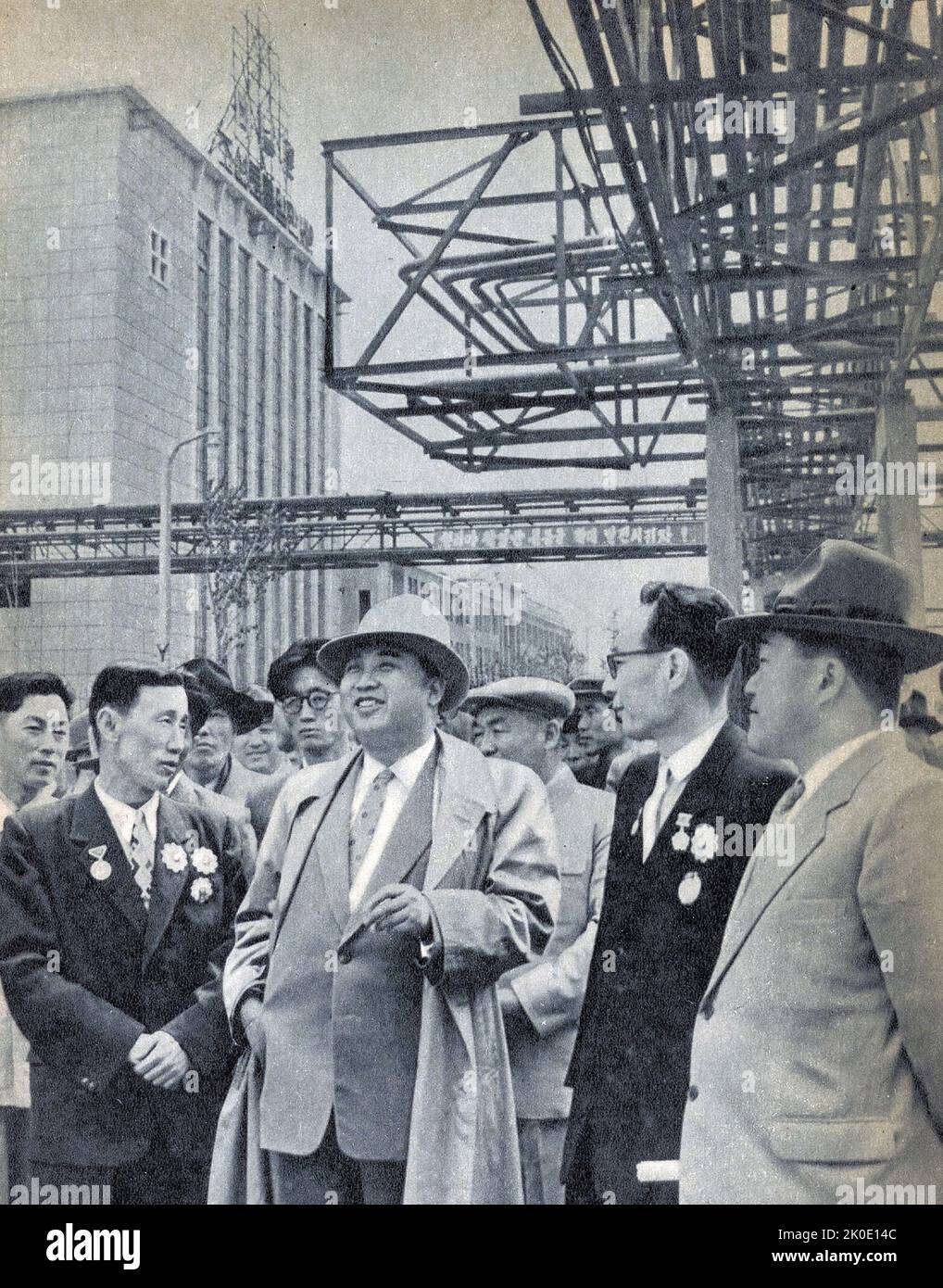 Kim Il-sung besucht die fertiggestellte Vinalon-Fabrik im Februar 8 ...