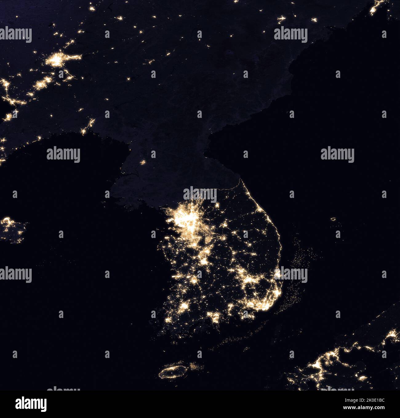 Koreanische Halbinsel und chinesische Grenzgebiete in der Nacht. Der starke Kontrast zeigt sich in diesem Satellitenbild aus dem Jahr 2016, das die Fülle der Stadtlichter in Südkorea und das Fehlen von Strom in Nordkorea zeigt. Stockfoto