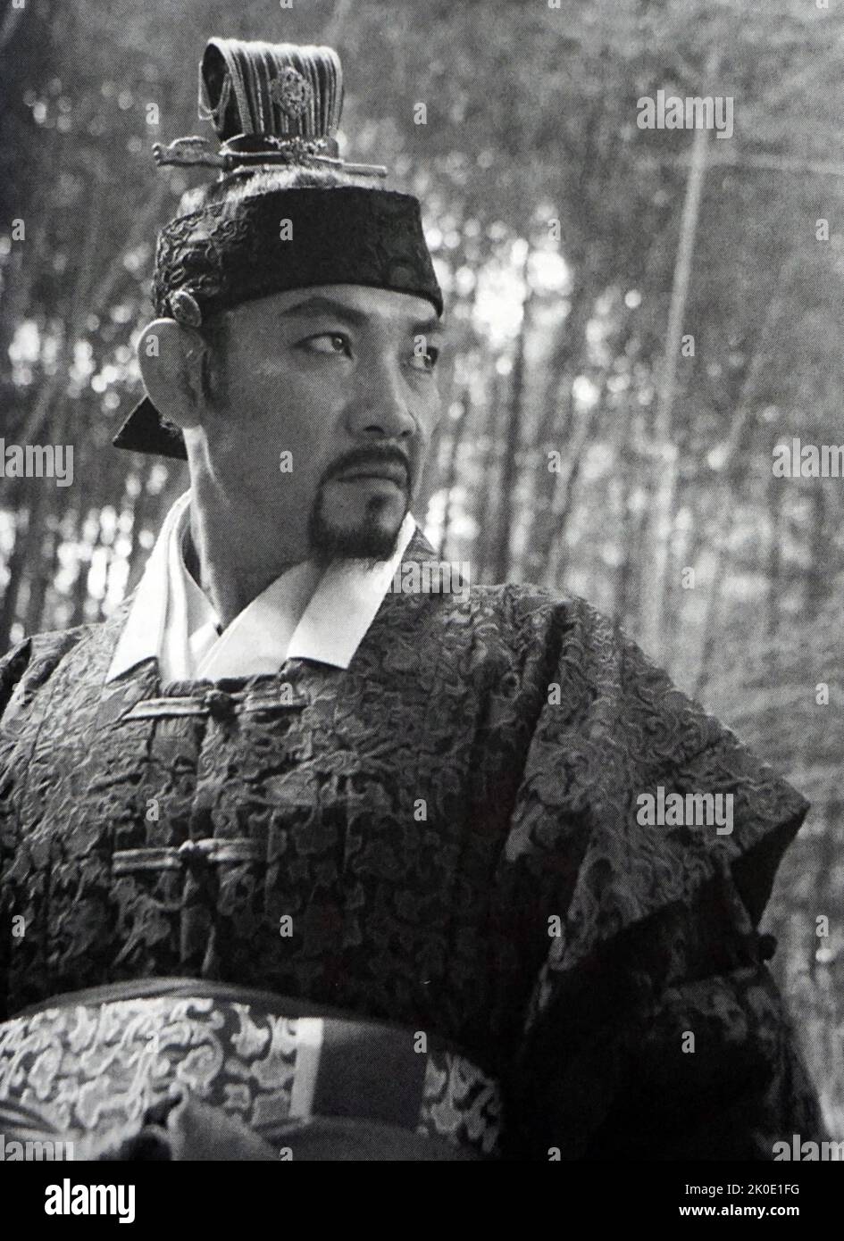 Szene aus dem Film 'König und der Clown', 2005. Yeonsangun gespielt von Jung Jin-Yeong. Yeonsan-Gun oder Prinz Yeonsan (1476 - 1506, regierte. 1494-1506), geboren Yi Yung, war der König der koreanischen Joseon-Dynastie von 10.. Er war der älteste Sohn von König Seongjong von seiner zweiten Frau, Königin Jeheon. Stockfoto