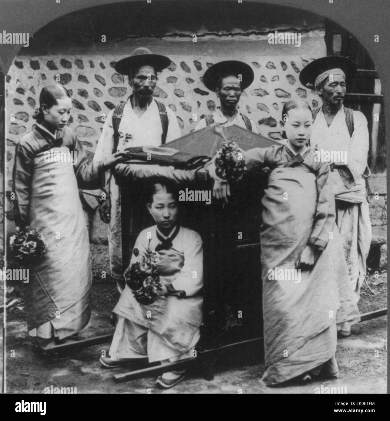 Joseon Era, koreanische Frauen und Diener durch den Wurf einer edlen Frau in den Straßen von Seoul, 1890. Stockfoto