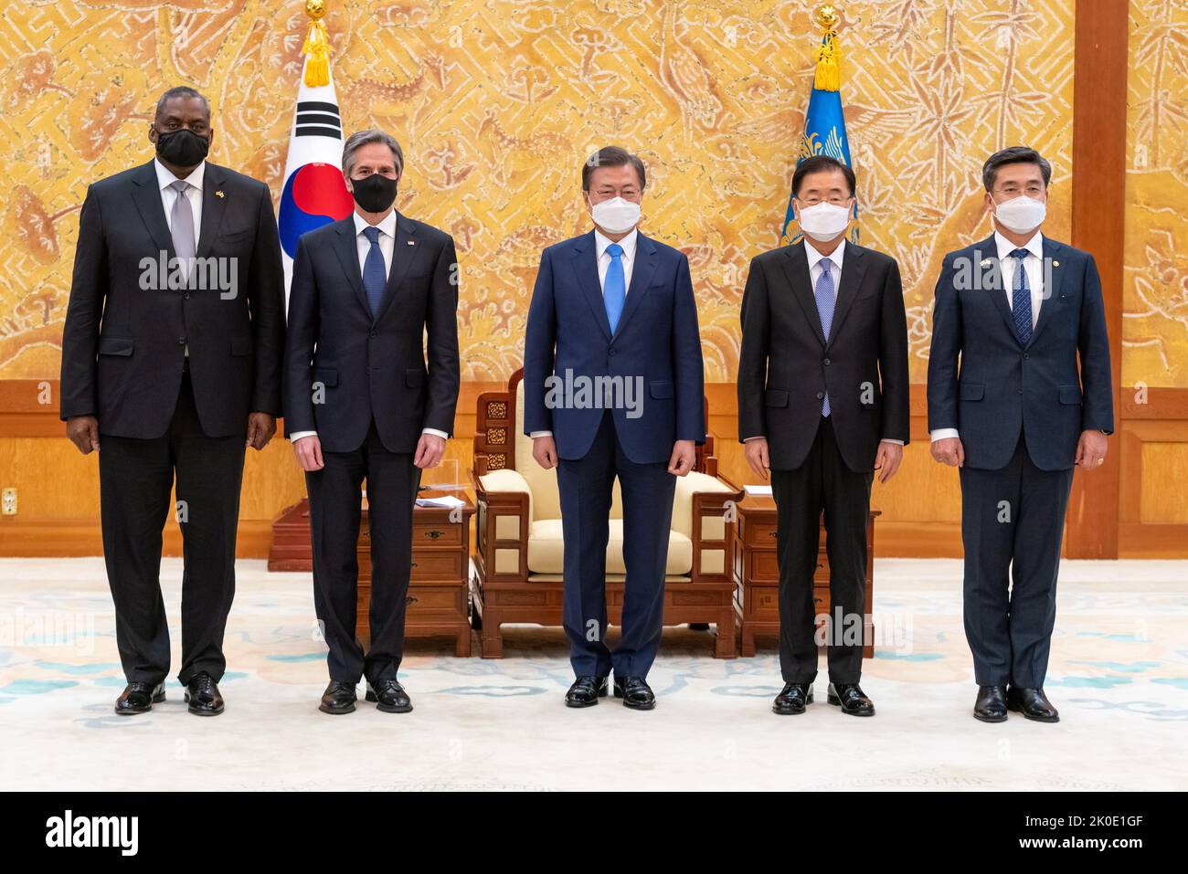 Staatssekretär Antony J. Blinken trifft sich am 18. März 2021 in Seoul mit dem Präsidenten der Republik Korea, Moon Jae-in. Von links nach rechts: Verteidigungsminister Austin Lloyd, Staatssekretär Antony J. Blinken, Präsident Moon Jae-in, Außenminister Chung Eui-yong und Verteidigungsminister Suh Wook. Stockfoto