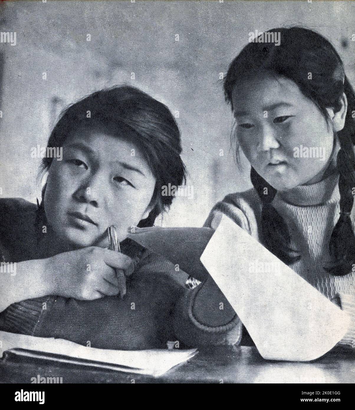 Nordkoreanische Propagandafotos von Universitätsstudenten, die zum Wohle des Staates lernen, und einem Industriearbeiter, der mit harter Arbeit zum Wohle des Staates zufrieden ist, 1964. Stockfoto