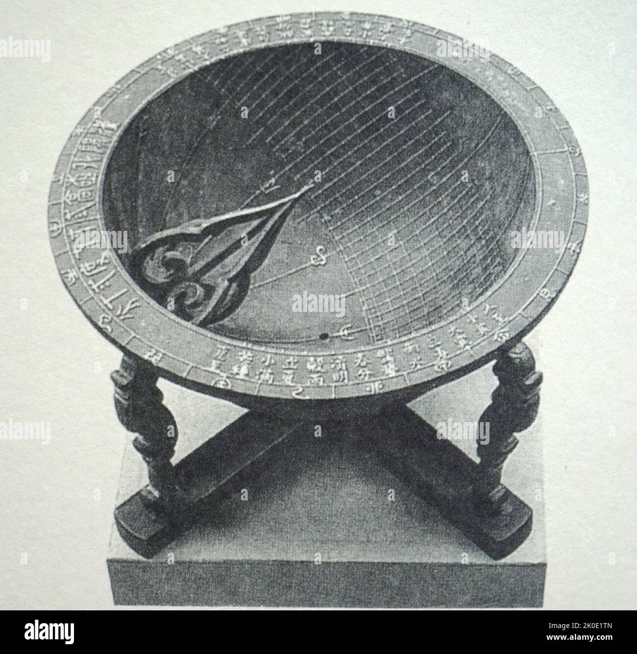 Schwarz-Weiß-Foto aus einem Buch einer Angbu-ilgu, einer konkaven Sonnenuhr in Form einer Halbkugel, die zum ersten Mal 16 Jahre Herrschaft von König Sejong (1434) war. Das setzte sich aus den Stundenlinien, den Saisonlinien, sibanmyeon, Yeoungchim und der horizontalen Oberfläche zusammen. Stockfoto