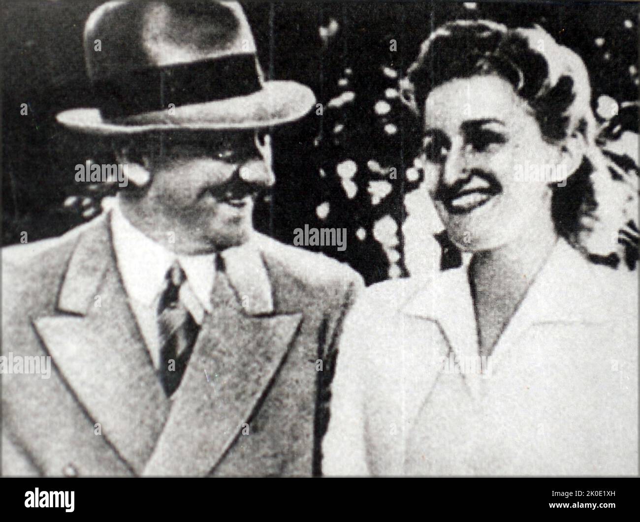 Adolf Hitler mit Eva Braun (1912. - 30. April 1945) langjähriger Gefährtin und später seiner Frau. Braun lernte Hitler in München kennen, als sie als 17-jährige Assistentin und Model für seinen persönlichen Fotografen Heinrich Hoffmann arbeitete. 1936. Stockfoto