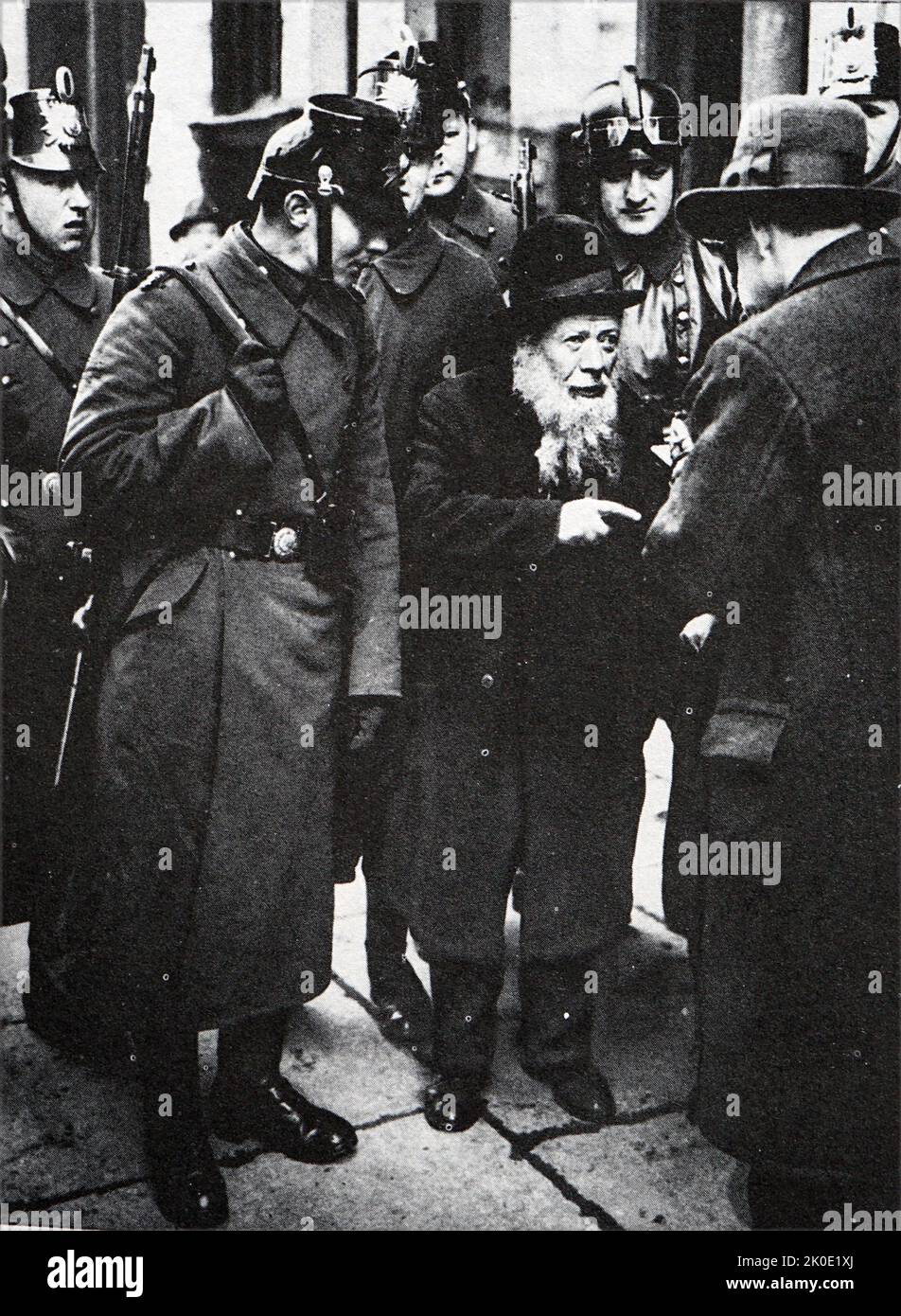 Antisemitismus in Nazi-Deutschland: Polizei befragt einen alten Juden im Berliner Judenviertel im Jahr 1933. Stockfoto