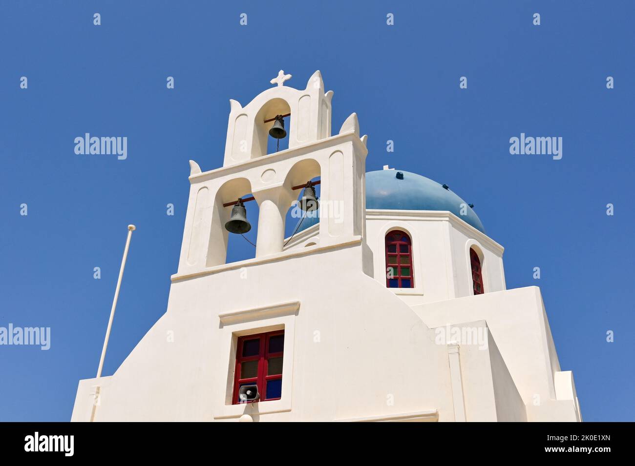 Oia, Santorini, Griechenland - 2022. Juni: Traditionelle griechisch-orthodoxe Kirche mit Glockenturm und blauer Kuppel in Oia Stockfoto