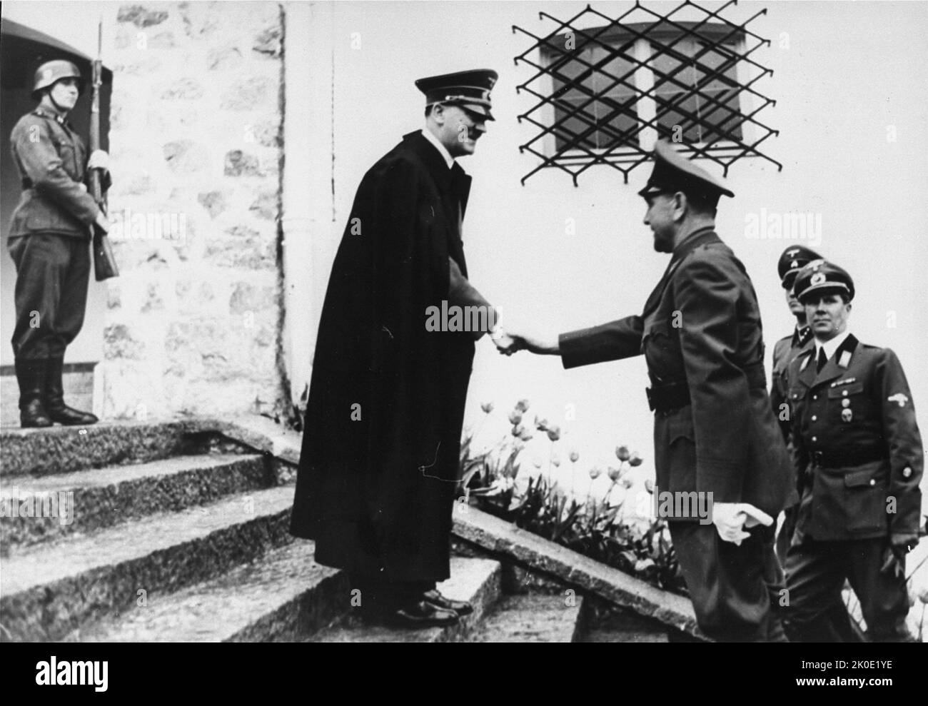 Adolf Hitler trifft sich bei seiner Ankunft im Berghof in Bayern zu einem Staatsbesuch mit Ante Pavelica, dem Führer des Unabhängigen Staates Kroatien. 1941. Stockfoto