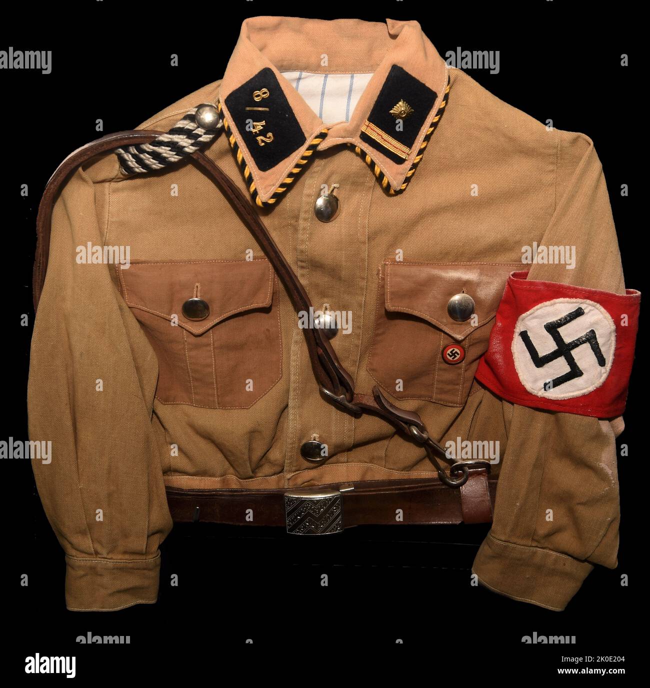 Uniform eines jungen Kadetten der Sturmabteilung; SA (Sturmabteilung), des ursprünglichen paramilitärischen Flügels der Nazi-Partei. Es spielte eine wichtige Rolle bei Adolf Hitlers Aufstieg an die Macht in den Jahren 1920s und 1930s. Die SA wurden umgangssprachlich Brownshirts (Braunhemden) genannt, wegen der Farbe der Hemden ihrer Uniform, 1936. Stockfoto