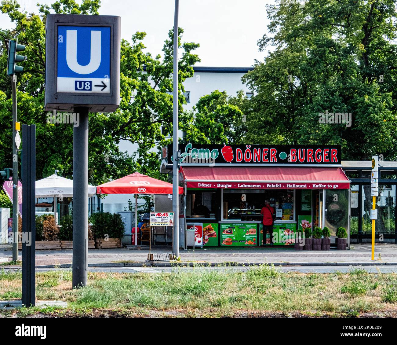 Blue U-Bahn Sign & Döner Kebab Fast-Food-Stand in der Lindauer Allee, Reinickendorf, Berlin, Deutschland Stockfoto