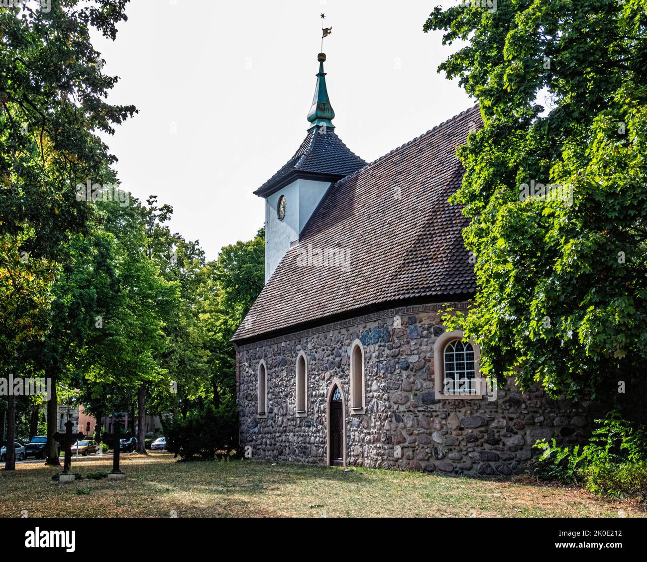 Dorfkirche, Alt Reinickendorf, Berlin. Dorfkirche erbaut between1482 & 1489. Das gemischte gemauerte Kirchengebäude und der Turm sind unter Denkmalschutz gestellt Stockfoto