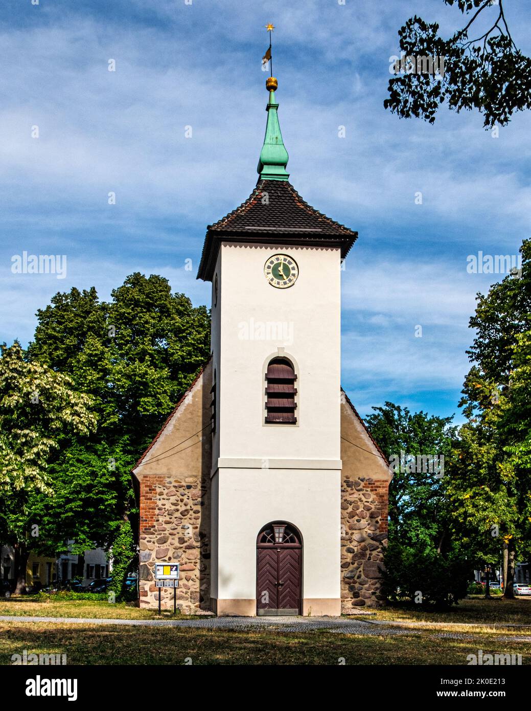 Dorfkirche, Alt Reinickendorf, Berlin. Dorfkirche erbaut between1482 & 1489. Das gemischte gemauerte Kirchengebäude und der Turm sind unter Denkmalschutz gestellt Stockfoto
