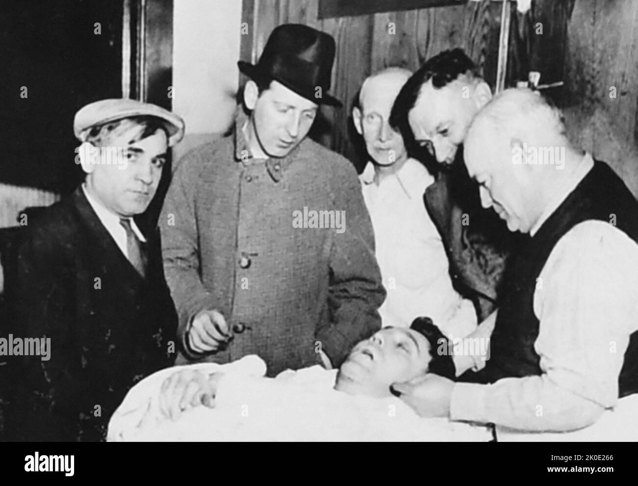 Körper des holländischen Schultz (geboren Arthur Simon Flegenheimer; 1901 - 1935), eines amerikanischen Mobsters. In den Jahren 1920s und 1930s in New York City ansässig, machte er sein Vermögen in Aktivitäten im Zusammenhang mit organisiertem Verbrechen, einschließlich Bootlegging und dem Zahlenracket. Stockfoto