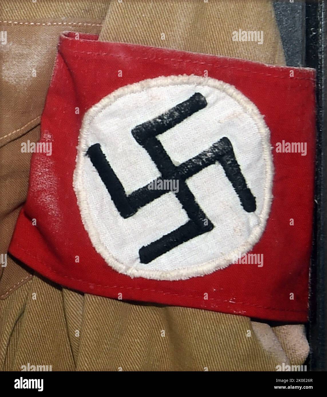 Hakenkreuzarmband eines SA-Soldaten der Brownshirts in Nazi-Deutschland, 1935. Stockfoto