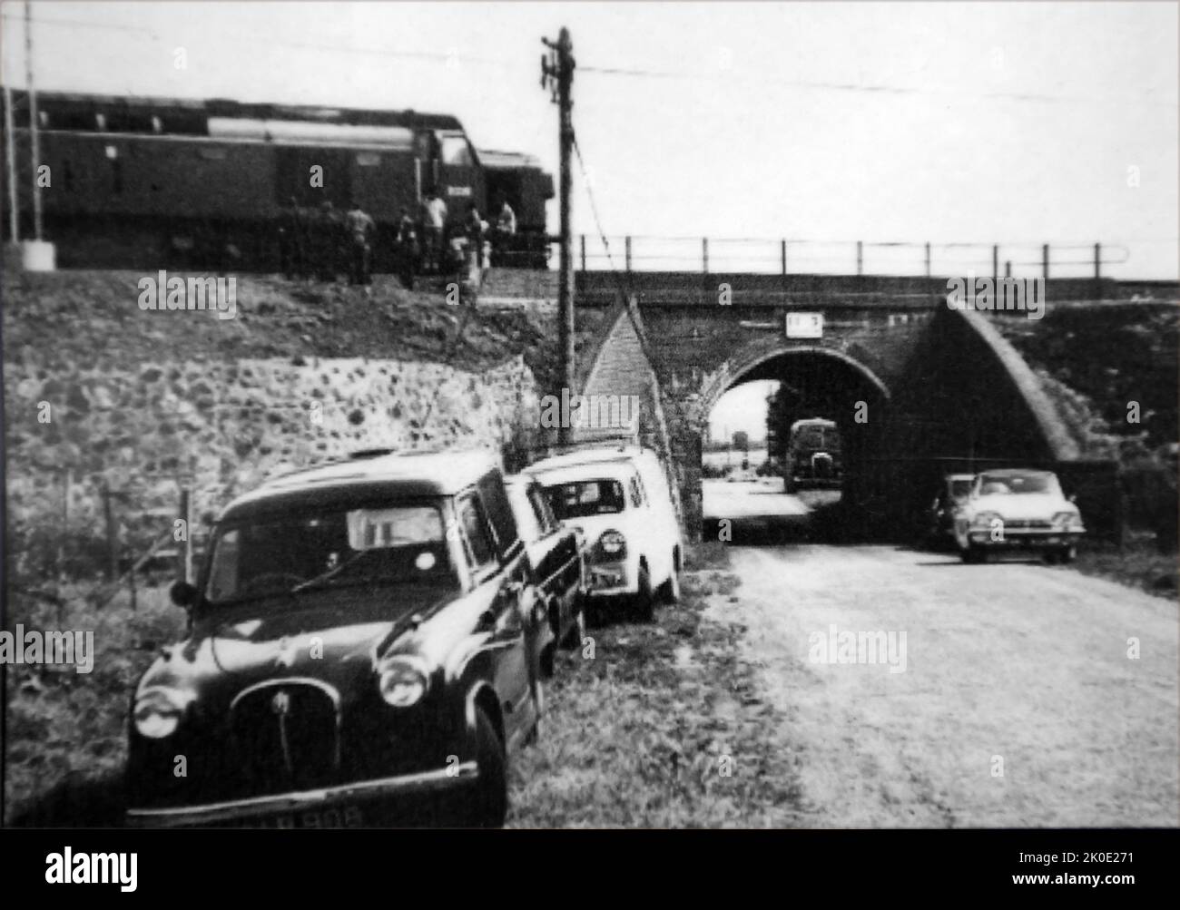 Der große Eisenbahnraub war der Raub von £2,6 Millionen von einem Royal Mail-Zug, der von Glasgow nach London auf der West Coast Main Line in den frühen Morgenstunden des 8. August 1963 an der Bridge Railway Bridge, Ledburn, in der Nähe von Mentmore in Buckinghamshire, England, fuhr. Bandmitglieder waren Bruce Reynolds, Gordon Goody, Buster Edwards, Charlie Wilson, Roy James, John Daly, Jimmy White, Ronnie Biggs, Tommy Wisbey, Jim Hussey, Bob Welch und Roger Cordrey, sowie Harry Smith und Danny Pembroke. Stockfoto Der große Eisenbahnraub war der Raub von £2,6 Millionen von einem Royal Mail-Zug, der von Glasgow nach London auf der West Coast Main Line in den frühen Morgenstunden des 8. August 1963 an der Bridge Railway Bridge, Ledburn, in der Nähe von Mentmore in Buckinghamshire, England, fuhr. Bandmitglieder waren Bruce Reynolds, Gordon Goody, Buster Edwards, Charlie Wilson, Roy James, John Daly, Jimmy White, Ronnie Biggs, Tommy Wisbey, Jim Hussey, Bob Welch und Roger Cordrey, sowie Harry Smith und Danny Pembroke. Stockfoto