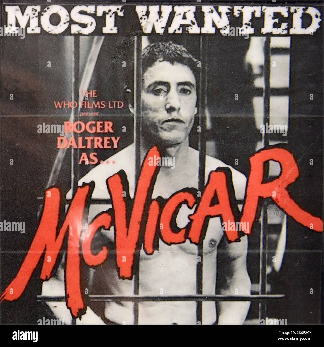 John McVicar (geboren 1940) ist ein britischer Journalist und verurteilte einen einmal bewaffneten Räuber, der aus dem Gefängnis entkommen war. Im Jahr 1960s war er ein bewaffneter Räuber, der von Scotland Yard als „Public Enemy No. 1“ bezeichnet wurde. Er wurde festgenommen und zu einer 23-jährigen Gefängnisstrafe verurteilt. 1978 wurde er paroliert. Er wird in einem biografischen Film 'McVicar' (1980) des Sängers Roger Daltrey porträtiert. Stockfoto