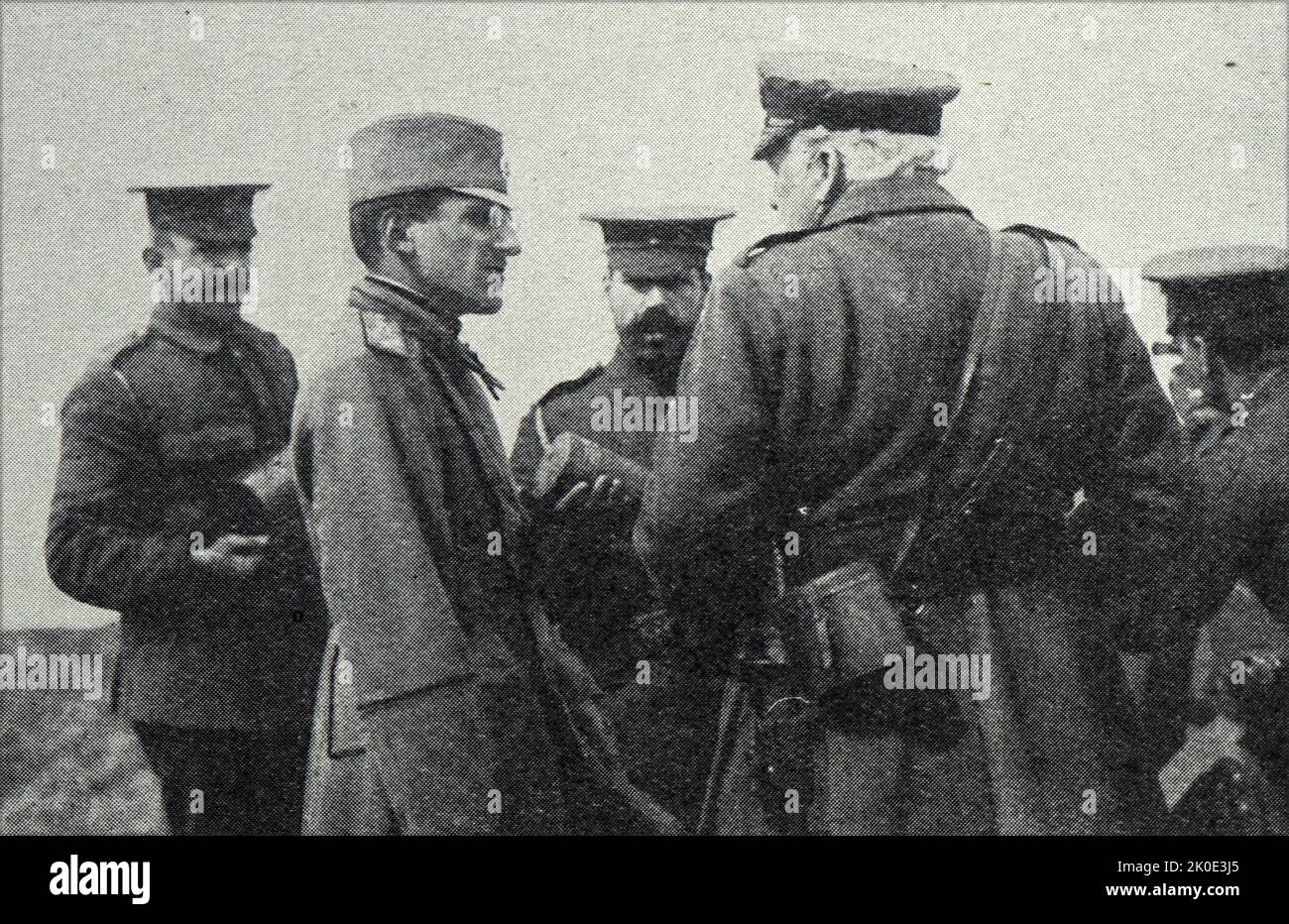 Prinz Alexander von Serbien an der Kriegsfront mit britischen Offizieren, erster Weltkrieg, 1915. Alexander I., war von 1914 Prinzregent des Königreichs Serbien und später ein König von Jugoslawien von 1921 bis 1934. Während eines Staatsbesuches in Frankreich im Jahr 1934 wurde er vom Bulgaren Vlado Chernozemski ermordet. Stockfoto