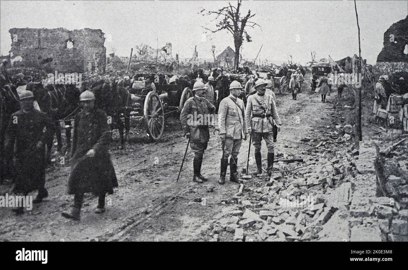 Erster Weltkrieg: General von der Stadt in den Ruinen von Dompierre-Becquincourt (Somme, Frankreich), 1916. Stockfoto