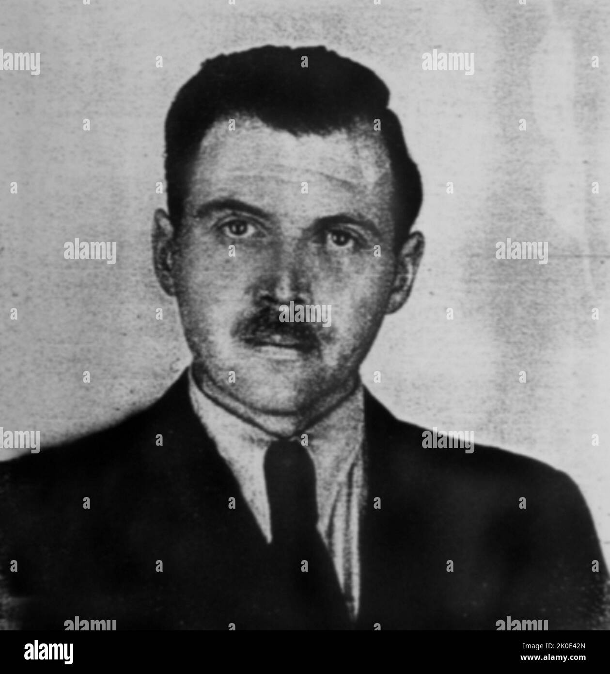 Josef Mengele (1911-1979), deutscher SS-Offizier. Foto, das 1956 von einem Polizeifotografen in Buenos Aires für Mengeles argentinisches Ausweisdokument aufgenommen wurde. Stockfoto