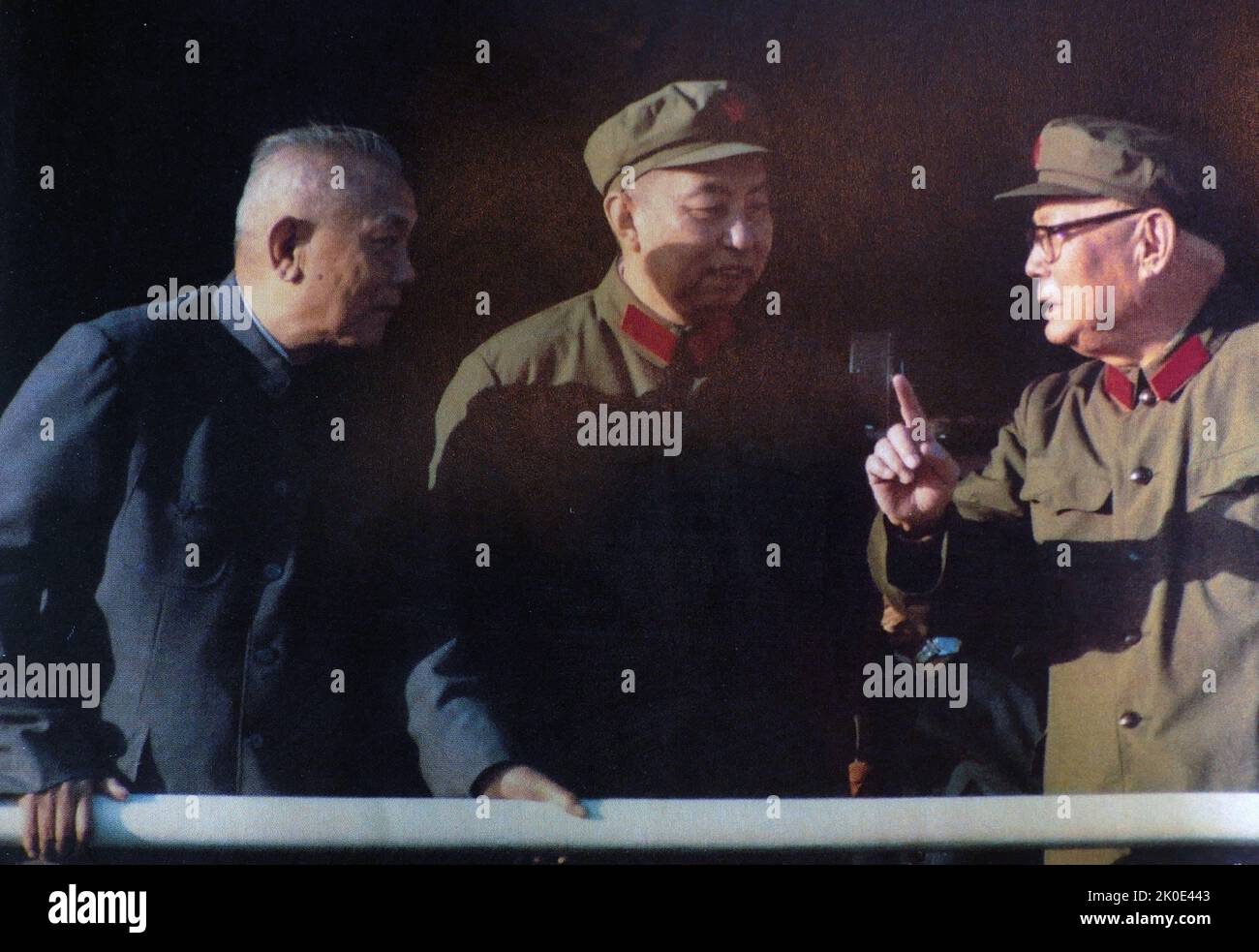 Von links nach rechts: Chinesische kommunistische Führer, Li Xiannian, Hua Guofeng und Ye Jianying, 1977. Stockfoto