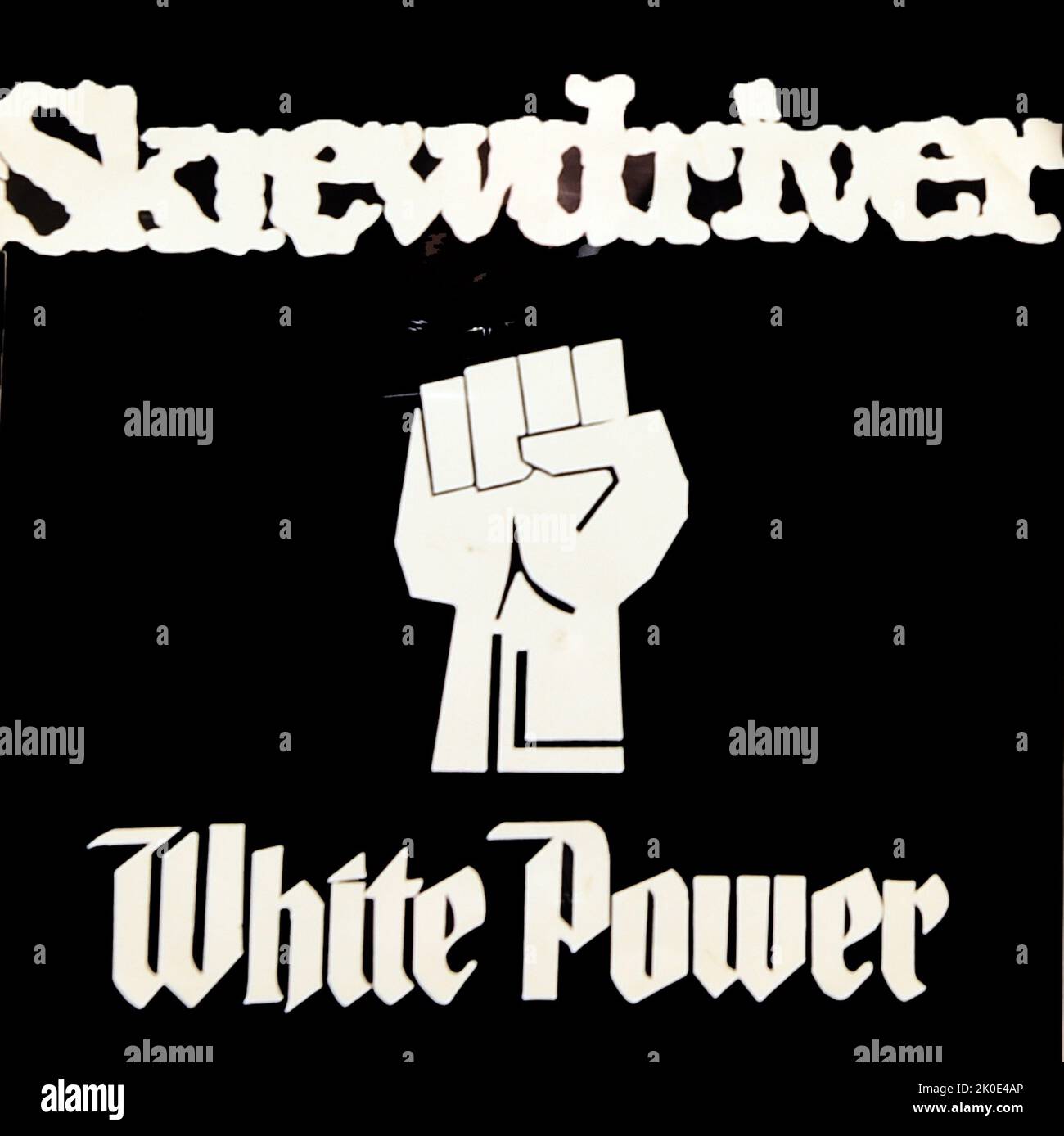White Power, „Smash the IRA“, Shove the Dove“, 1983. White Noise Albumcover von Screwdriver. Schrauber waren eine englische Neonazi-Punkband, die 1976 von Ian Stuart Donaldson in Poulton-le-Fylde, Lancashire, gegründet wurde. Stockfoto