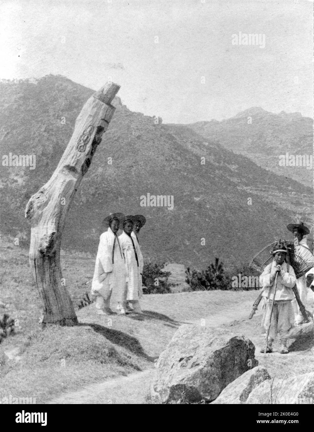 Foto mit Männern aus der Joseon-Ära in typischen traditionellen Kostümen, Korea, 1900. Stockfoto