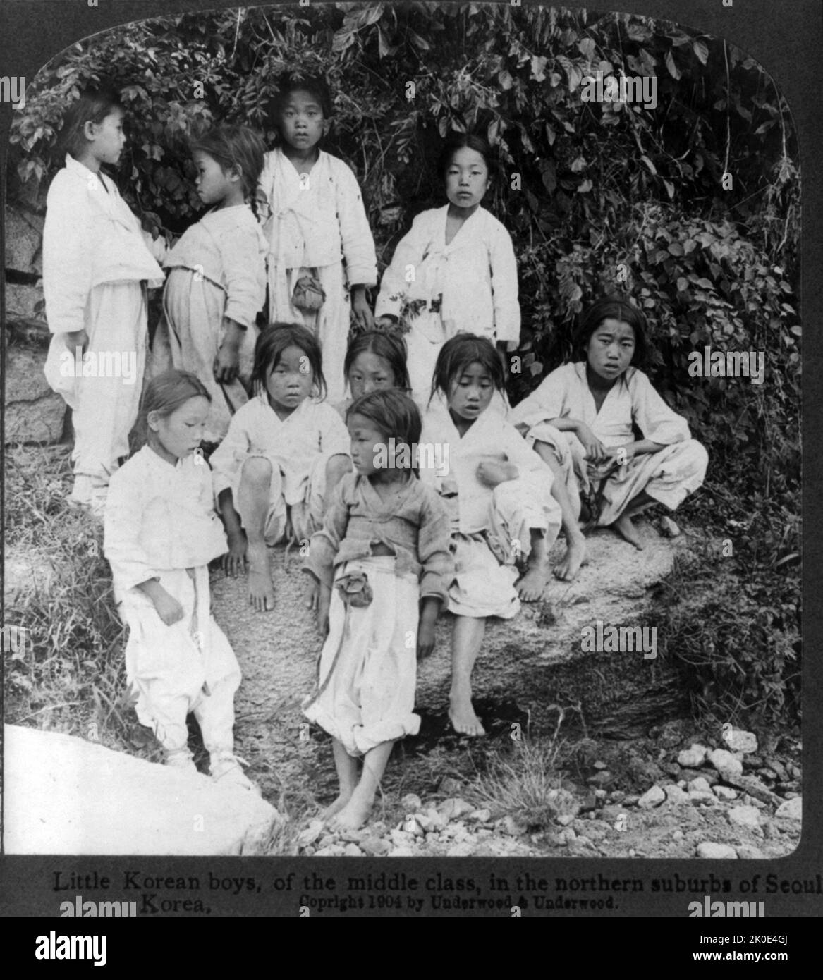 Foto mit Kindern aus der Joseon-Ära aus einer armen ländlichen Gegend in zerrissenen Kleidern. Korea, 1900. Stockfoto