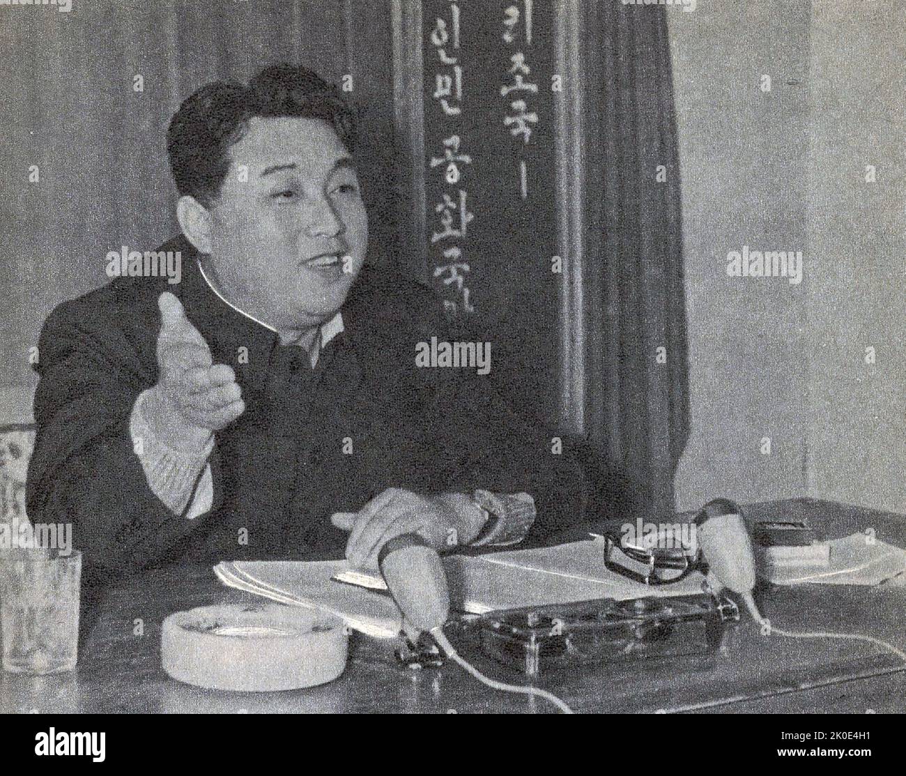 Propagandafoto von Kim Il-sung, um mit Mitgliedern der kommunistischen Partei zu sprechen, um die Arbeiter in Nordkorea zu motivieren, das Land aus den Trümmern des Koreakrieges zu holen, um in kurzer Zeit ein besseres Leben und ein wohlhabenderes Land zu erhalten. Kim Il-sung führte den Begriff Chollima erstmals im Dezember 1956 ein, kurz vor Beginn des Fünfjahresplans 1957-61. Stockfoto