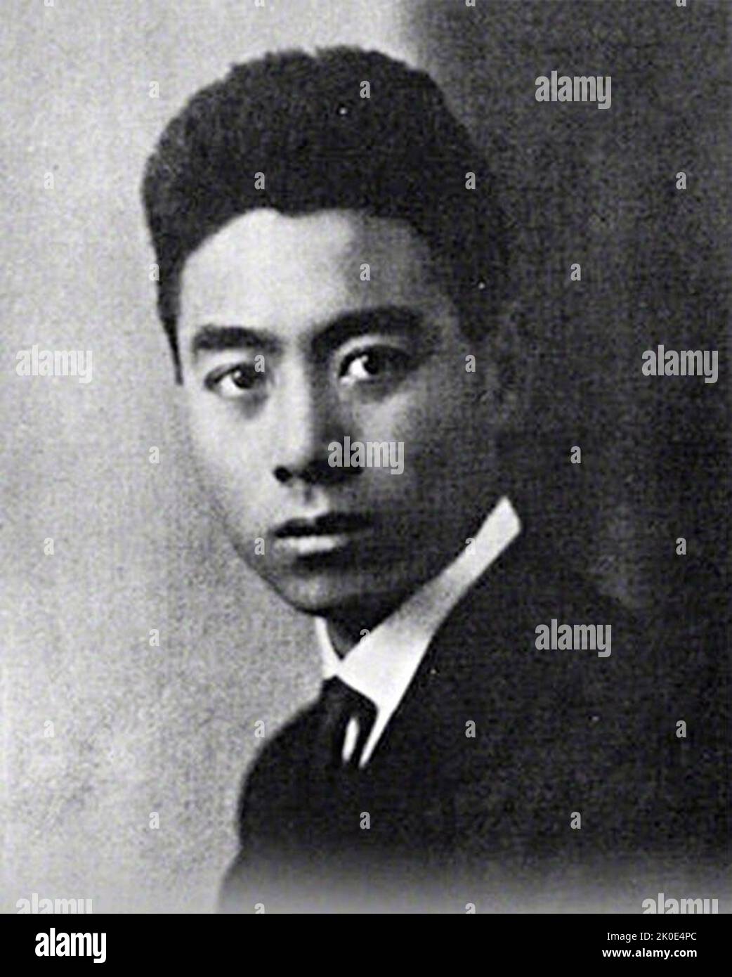 Ein Porträt des jungen Zhou Enlai (1898 - 1976), erster Premierminister der Volksrepublik China. Von Oktober 1949 bis zu seinem Tod im Januar 1976 war Zhou Chinas Regierungschef. Zhou diente unter dem Vorsitzenden Mao Zedong und half der Kommunistischen Partei, an die Macht zu kommen, später bei der Festigung ihrer Kontrolle, der Gestaltung ihrer Außenpolitik und der Entwicklung der chinesischen Wirtschaft. Stockfoto