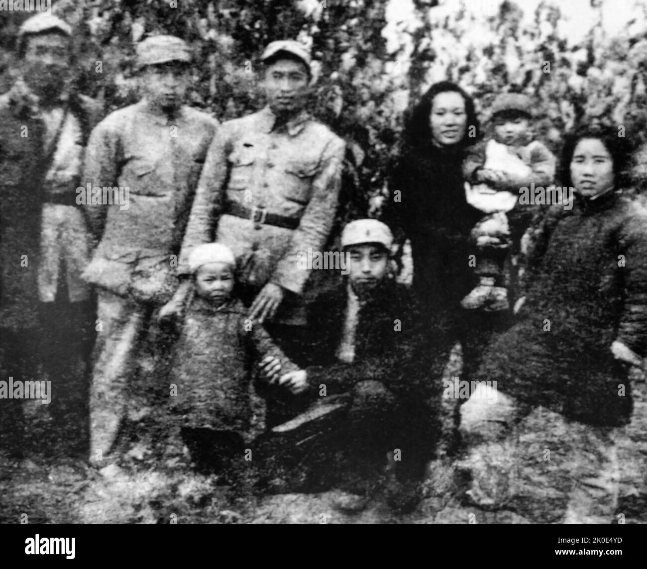 Im Jahr 1945 war Hua Guofeng mit seinen alten Freunden Zhang Dong, Yin Zhizhi, Hong Tao und Li Li im 8. Unterbezirk von Jinsui ansässig. Hua Guofeng (1921 - 2008) war ein chinesischer Politiker, der als Vorsitzender der Kommunistischen Partei Chinas und Premierminister der Volksrepublik China diente. Stockfoto