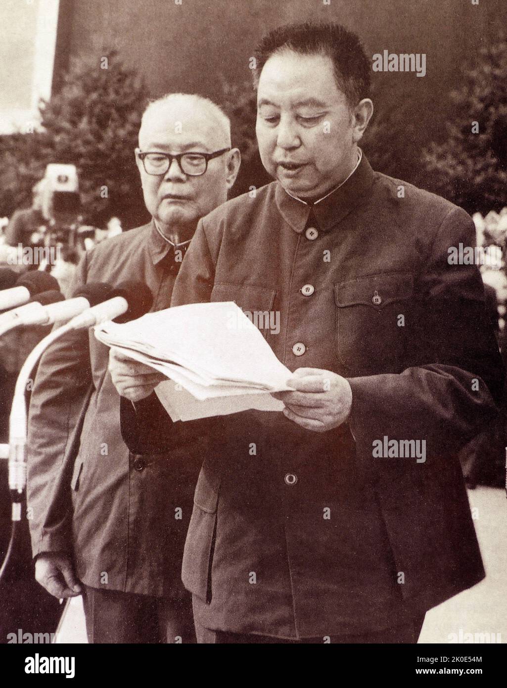 Hua Guofeng liest eine Lobrede über Mao Zedong, September 1976. Neben ihm steht Ye Jianying (1897 - 1986), ein revolutionärer Führer und Politiker des chinesischen kommunistischen Regimes, Chinas Staatsoberhaupt als Vorsitzender des Ständigen Ausschusses des Nationalen Volkskongresses von 1978 bis 1983. Stockfoto