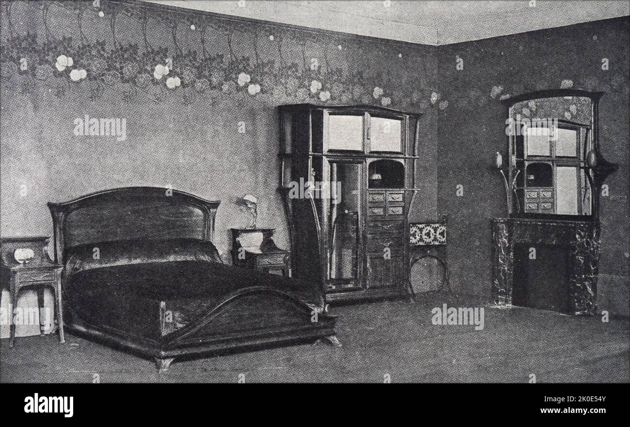 Ein französisches Schlafzimmer im Jahr 1900 entstand der "modische Stil" mit beweglichen und verdrehten Linien, die "die traditionelle Linie durchbrachen und die Formen, die seit Jahrhunderten verwendet werden, veränderten, indem sie "aieublee während sie unerwartet und weich geschwungen". Stockfoto