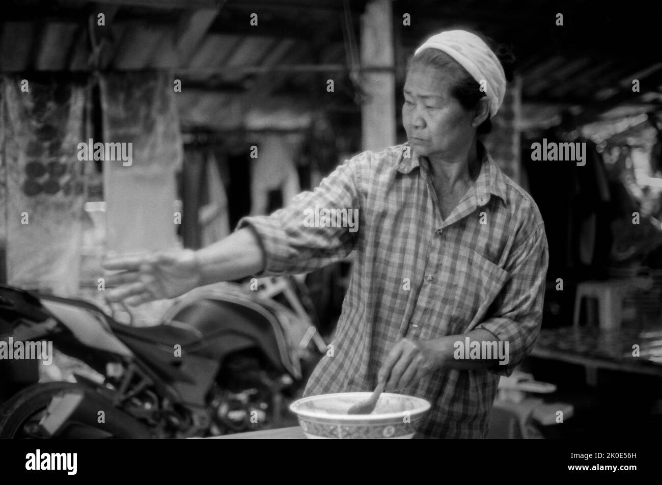 Kodak T-Max 400 Bild einer Frau, die im ländlichen Thailand Fliegen schwül, während sie Süßigkeiten macht Stockfoto