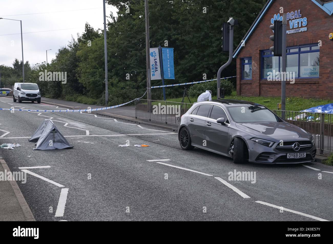 Wolverhampton Road, Oldbury, England - September 11. 2022 - der Wolverhampton Road Tatort - die West Midlands Police untersucht einen versuchten Mord an der Newbury Lane in Oldbury, wo ein 32-jähriger Mann erstochen wurde, wodurch er schwer verletzt wurde. Die Beamten sperrten eine Reihe von Wohnungen ab, in denen der Angriff stattfand. Ein Haus war auch von Offizieren besetzt. Etwa eine Viertelmeile (400 m) vom Tatort entfernt schloss die Polizei auch einen Teil der Wolverhampton Road, in dem ein Mercedes-Fahrzeug in der Nähe einer Esso-Garage abgestürzt war. Stockfoto