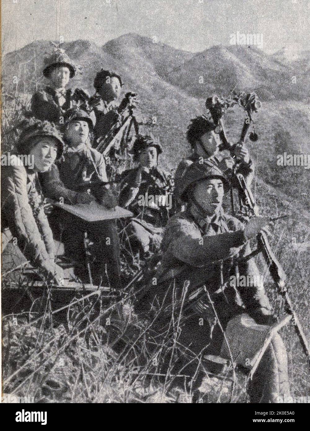 Propagandafoto des nordkoreanischen Militärs, das sich darauf vorbereitet, den Staat gegen Invasion oder Angriff zu verteidigen. 1963. Stockfoto