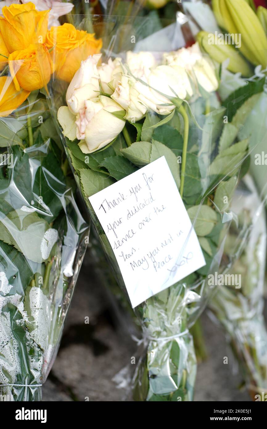 Cardiff, Wales, Großbritannien. 11. September 2022. Blumen-Tribute vor dem Pierhead Building, Cardiff Bay, Wales, 11.. September 2022.Credit Penallta Photographics/Alamy Live Credit: Penallta Photographics/Alamy Live News Stockfoto