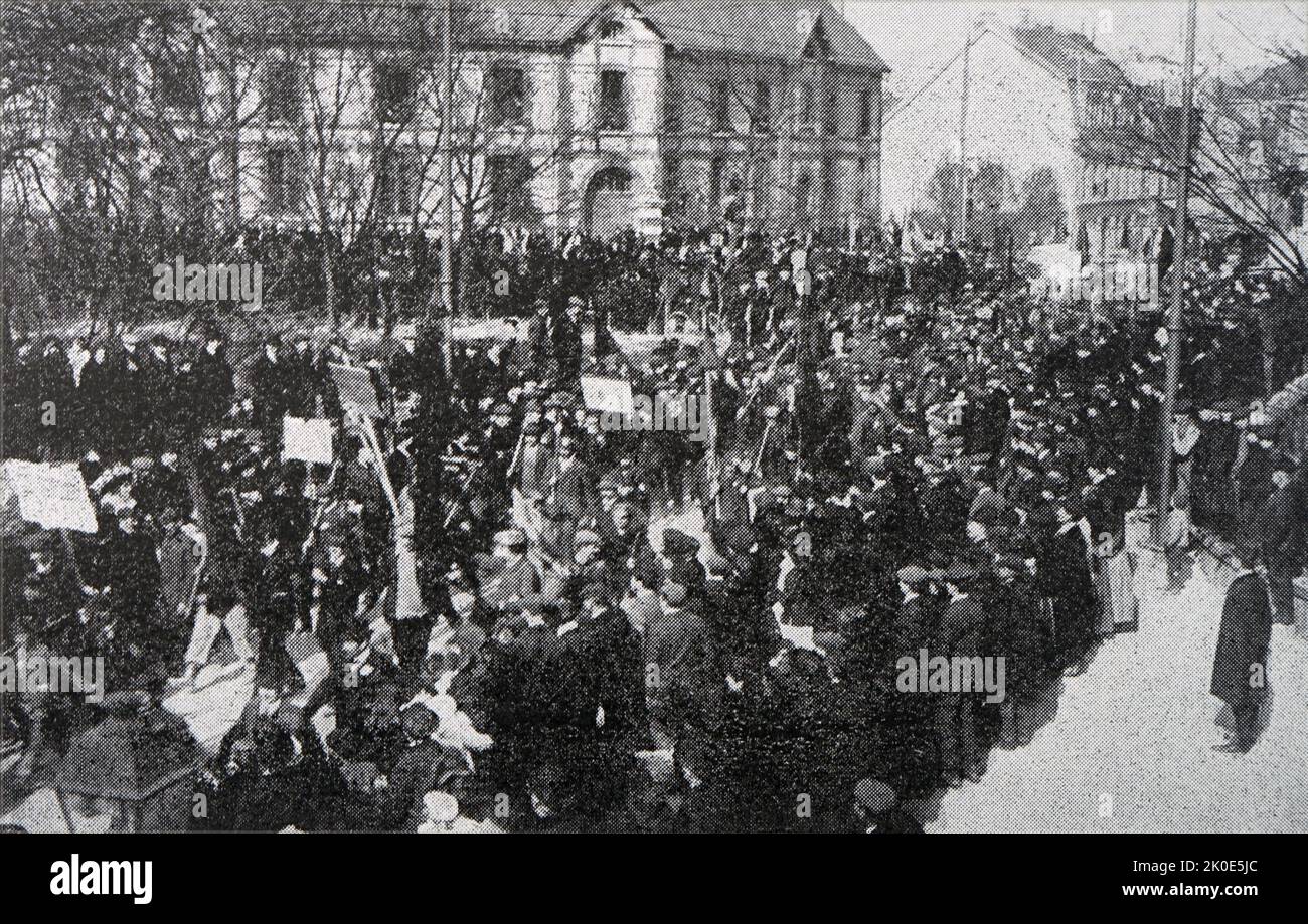 Frankreich: Große Demonstration mit Weinbauern, die sich weigerten, Steuern zu zahlen; die Gemeinderäte traten zurück, und 125 der Gemeinden des Departements hatten keinen stadtrat, einschließlich der Stadt Troyes. 1907. Stockfoto