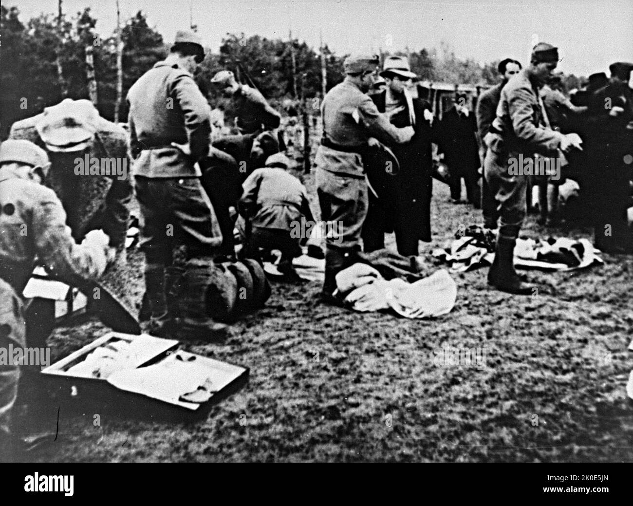Die Ustasa in Jasenovac beschlagnahmt die Habseligkeiten der neu angekommenen Gefangenen. Die Ustasa (kroatische revolutionäre Bewegung) oder Ustase war zwischen 1929 und 1945 eine kroatische faschistische Organisation. Jasenovac war ein Konzentrations- und Vernichtungslager, das im besetzten Jugoslawien während des Zweiten Weltkriegs errichtet wurde Stockfoto