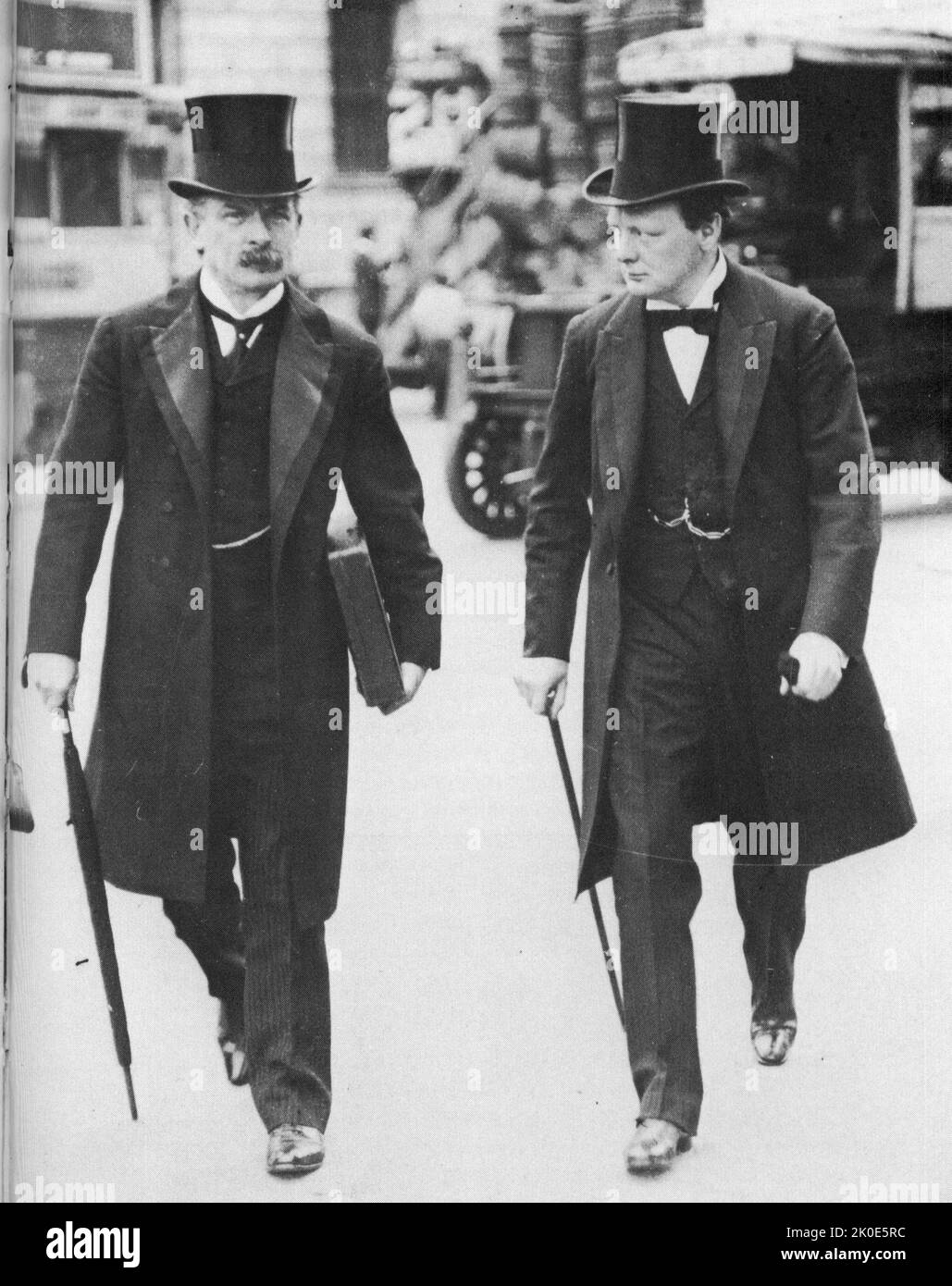 Die zukünftigen britischen Premierminister David Lloyd George und Winston Churchill im Jahr 1907 während des Höhepunktes ihrer „radikalen Phase“ als Sozialreformer. Stockfoto
