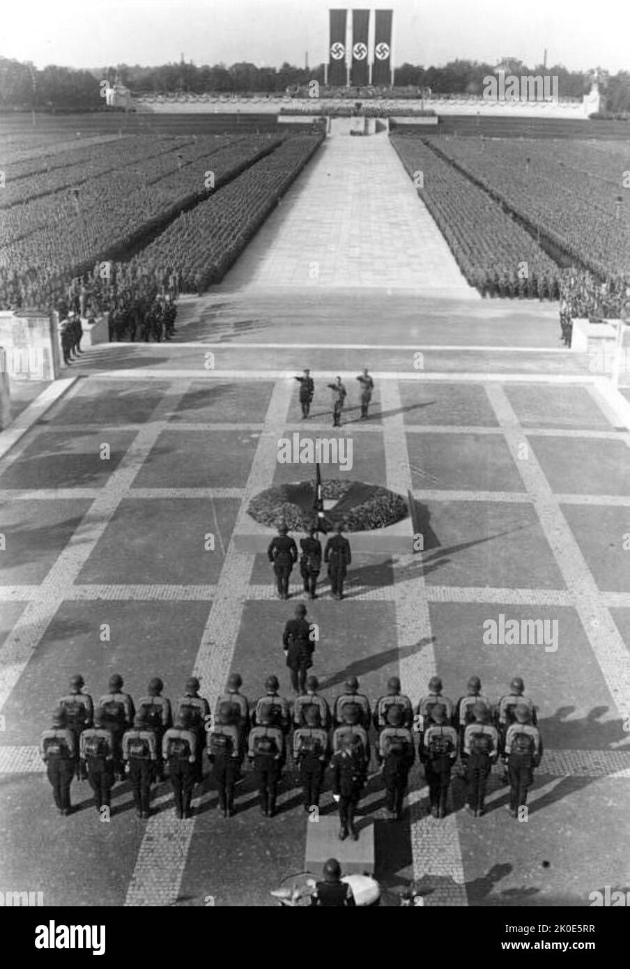 Die Nürnberger Kundgebung war die jährliche Kundgebung der Nazi-Partei in Deutschland, die von 1923 bis 1938 stattfand. Es handelte sich um große Propagandaveranstaltungen der Nazis, insbesondere nach dem Aufstieg Adolf Hitlers zur Macht im Jahr 1933. Diese Ereignisse fanden von 1933 bis 1938 auf dem Gelände der Reichsparteienversammlung in Nürnberg statt. Stockfoto
