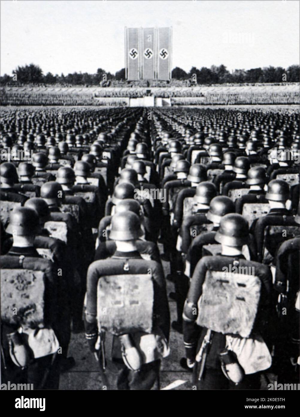 Die Nürnberger Kundgebung war die jährliche Kundgebung der Nazi-Partei in Deutschland, die von 1923 bis 1938 stattfand. Es handelte sich um große Propagandaveranstaltungen der Nazis, insbesondere nach dem Aufstieg Adolf Hitlers zur Macht im Jahr 1933. Diese Ereignisse fanden von 1933 bis 1938 auf dem Gelände der Reichsparteienversammlung in Nürnberg statt. Stockfoto