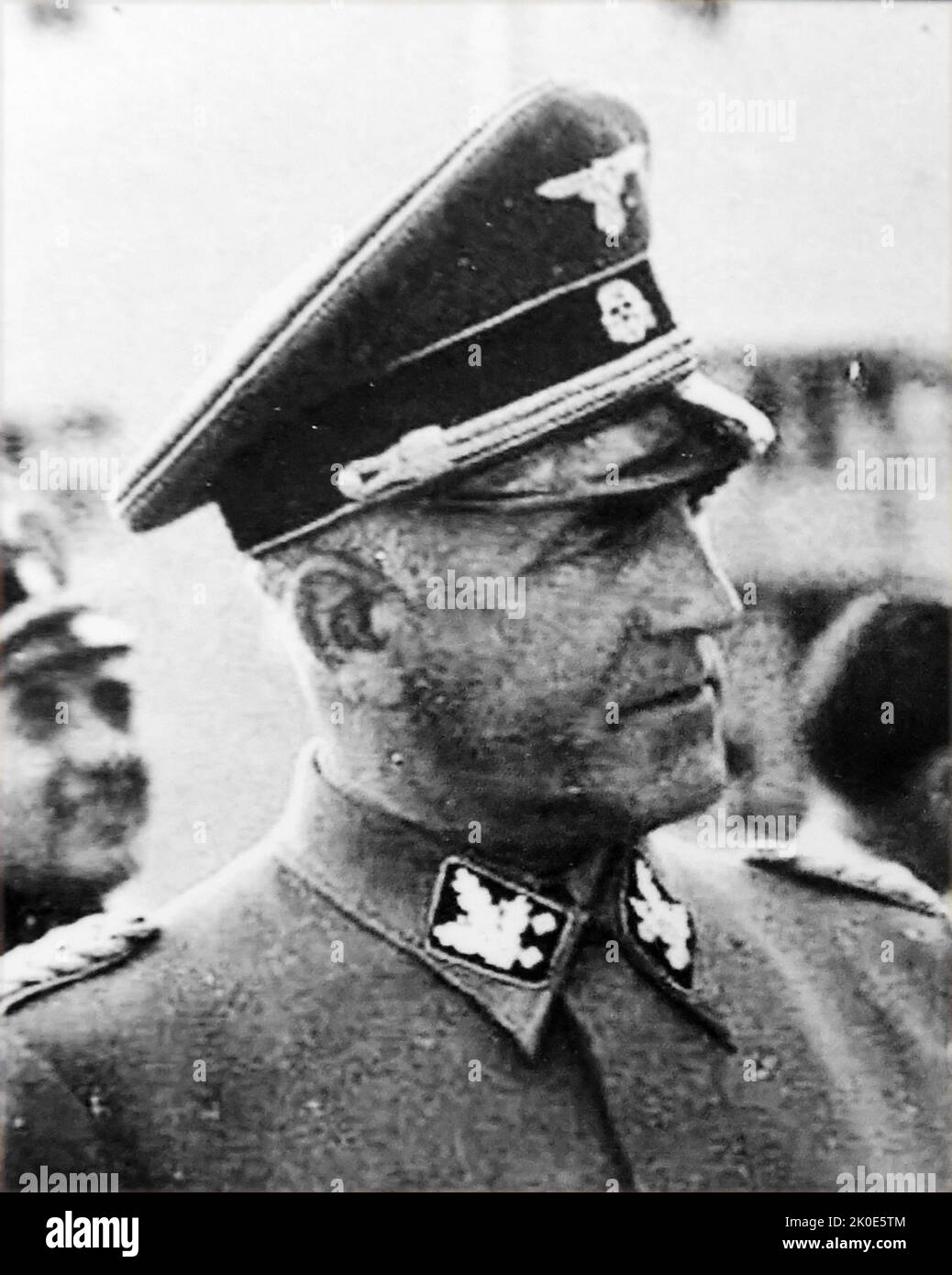 Oswald Ludwig Pohl (30. Juni 1892 - 7. Juni 1951; über diesen Ton hören) war ein deutscher SS-Funktionär während der NS-Zeit. Als Leiter des SS-Hauptwirtschaftsamtes und Hauptverwalter der Nazi-Konzentrationslager war er eine Schlüsselfigur in der Endlösung, dem Völkermord an den europäischen Juden. Nach dem Krieg untergetaucht, wurde Pohl 1946 festgenommen. Pohl stand 1947 im Pohl-Prozess vor Gericht, wurde wegen Verbrechen gegen die Menschlichkeit verurteilt und zum Tode verurteilt. Nachdem er wiederholt Berufung gegen seinen Fall verhängt hatte, wurde er 1951 hingerichtet. Stockfoto