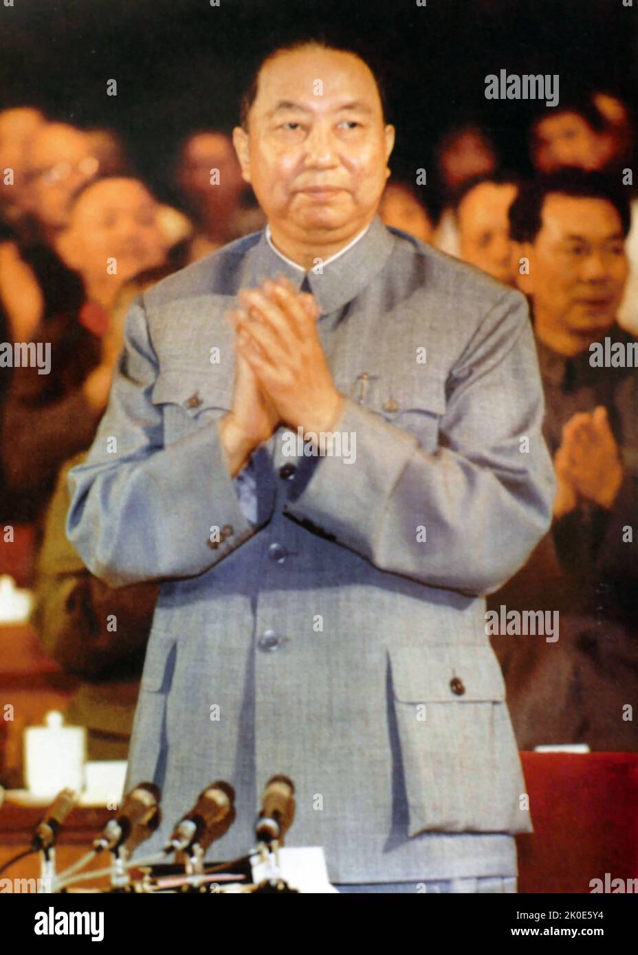 Hua Guofeng (1921 - 2008) chinesischer Politiker, der als Vorsitzender der Kommunistischen Partei Chinas und Premierminister der Volksrepublik China diente. Hua bekleidete nach dem Tod von Premier Zhou und dem Vorsitzenden Mao die obersten Ämter der Regierung, der Partei und des Militärs, wurde aber bis Juni 1981 von einflussreicheren Parteiführern aus der politischen Großmacht gedrängt. Stockfoto