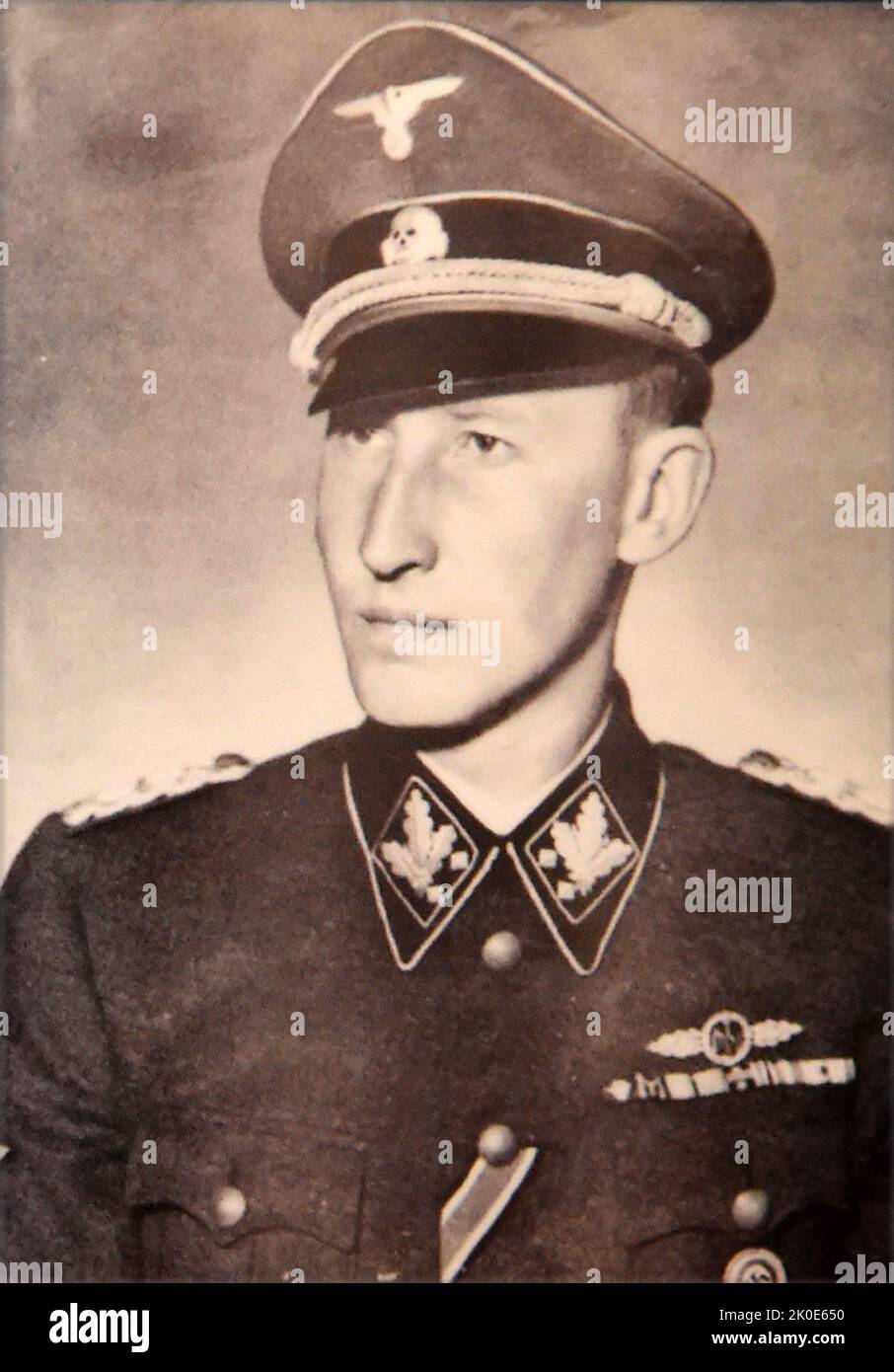 Reinhard Heydrich (1904 - 1942) deutscher SS- und Polizeibeamter während der NS-Zeit und Hauptarchitekt des Holocaust. Er war Leiter des Reichssicherheitshauptamtes. Er diente als Präsident der Internationalen Kriminalpolizei-Kommission (ICPC, später bekannt als Interpol) und leitete die Wannsee-Konferenz im Januar 1942, die die Pläne für die "Endlösung der jüdischen Frage" formalisierte - die Deportation und den Völkermord an allen Juden im deutsch besetzten Europa. Stockfoto