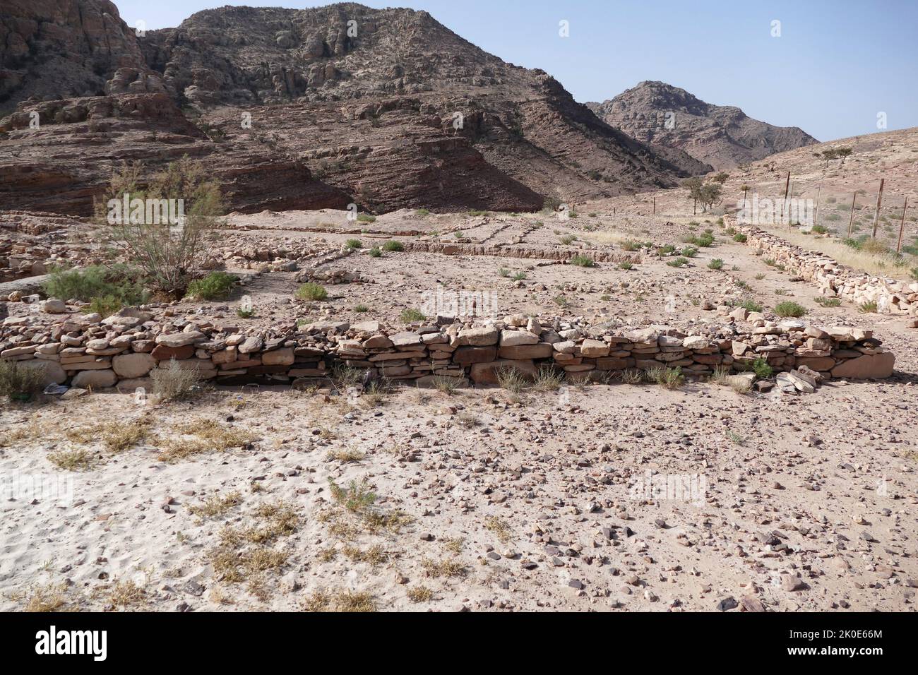 Neolithisches Dorf von Shkarat Msaed, Jordanien. Shkarat Msaed hat eine Fläche von 1.000 Quadratmetern und liegt etwa 15km Meter nördlich von Petra, auf dem Weg nach Feinan. Der Ausgrabungsbericht datiert auf die erste Hälfte des vorkerbischen Neolithikums B (7300 v. Chr. - 5900 v. Chr.). Im Gegensatz zu Beidha wurden die Böden bei Shkarat Msaed auf dem Boden aufgesetzt und zeigen keinen Hinweis auf einen zentralen Dachpfosten. Stockfoto