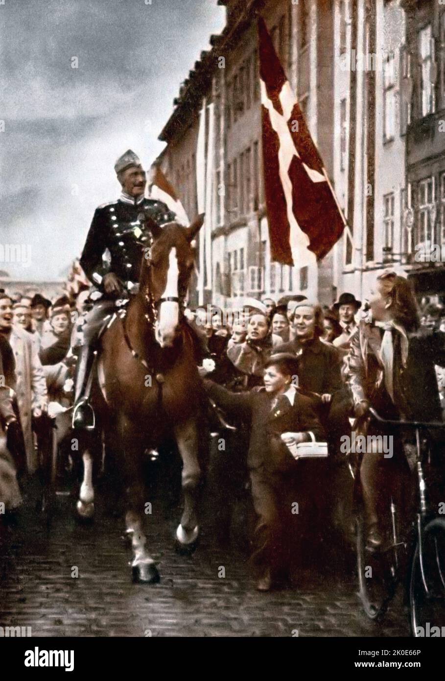 König Christian X. von Dänemark, der an seinem 70.. Geburtstag 1940 durch Kopenhagen reitet. Das Bild wurde während der deutschen Besetzung Dänemarks im Zweiten Weltkrieg aufgenommen Stockfoto